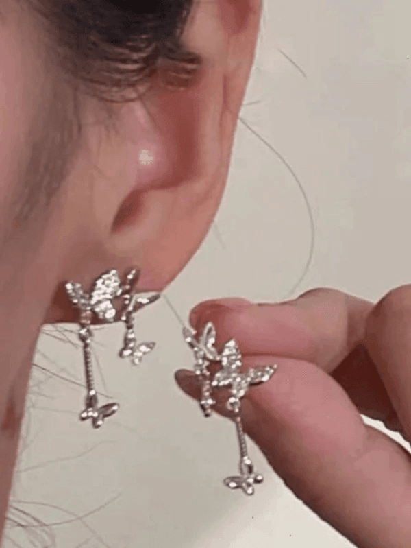 Boucles Doreilles En Argent Ornées De Fleurs Et Strass, Un Accessoire Élégant Et Intemporel.