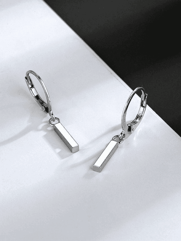 Boucles Doreilles En Argent Au Design Moderne Et Élégant Pour Toutes Les Occasions.
