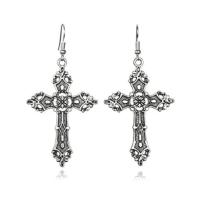 Boucles doreilles croix en argent, élégantes et détaillées, inspirées du style Y2K.