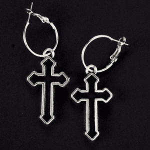 Boucles doreilles croisées en argent, élégantes et modernes pour exprimer votre foi avec style.