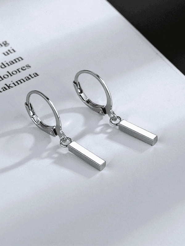 Boucles Doreilles Géométriques Argentées, Élégantes Et Modernes, Parfaites Pour Toutes Les Occasions.
