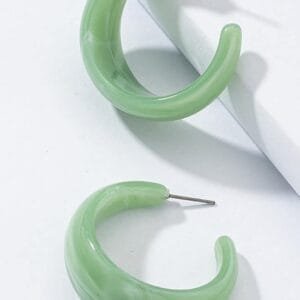 Boucles Doreilles Modernes En Acrylique Vert, Design Sculptural Et Élégant Pour Toutes Occasions.