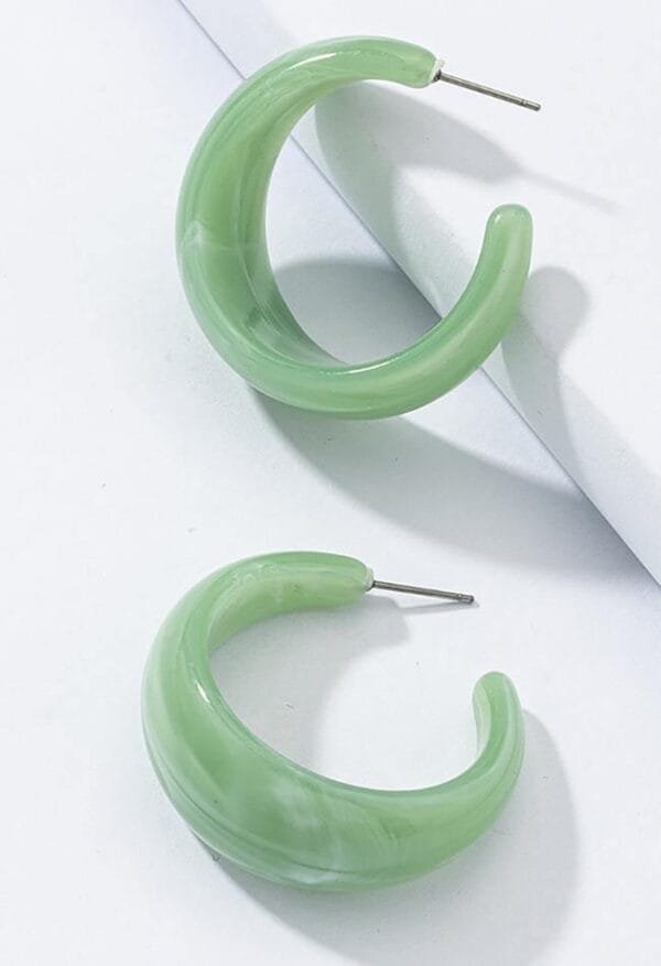 Boucles Doreilles Modernes En Acrylique Vert, Design Sculptural Et Élégant Pour Toutes Occasions.