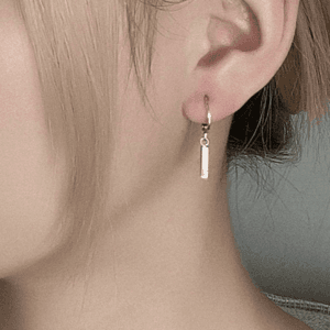 Boucles Doreilles Argentées Minimalistes Et Élégantes Pour Un Style Chic.