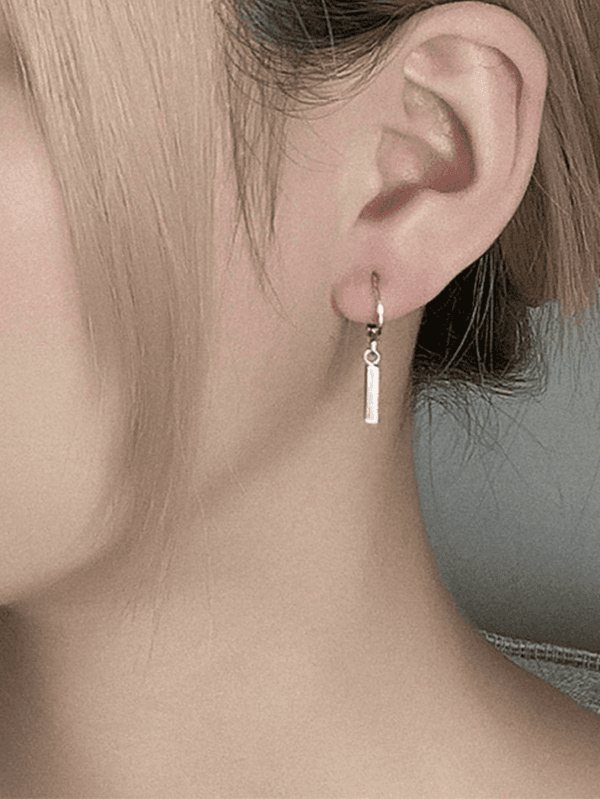 Boucles Doreilles Argentées Minimalistes Et Élégantes Pour Un Style Chic.
