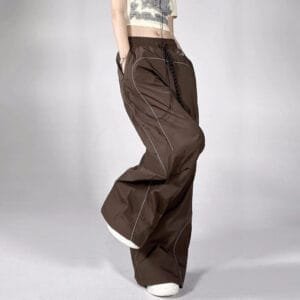 Pantalon large brun et haut cropped : style urbain moderne et décontracté.