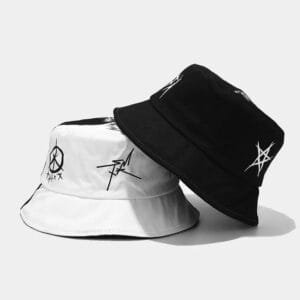 Chapeaux Seau Noir Et Blanc : Accessoires Tendance Pour Un Style Urbain Audacieux.