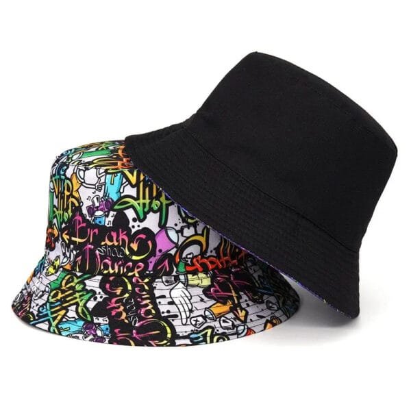 Chapeaux Bob : Contraste Entre Urbanité Colorée Et Élégance Classique.