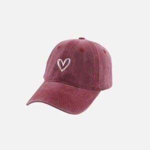 Casquette Bordeaux Élégante Avec Un Motif Cœur, Ajout Parfait Pour Un Look Décontracté.