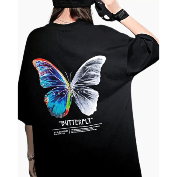 T-Shirt Oversize Noir Avec Un Graphique De Papillon : Tendance Urbaine Et Artistique.