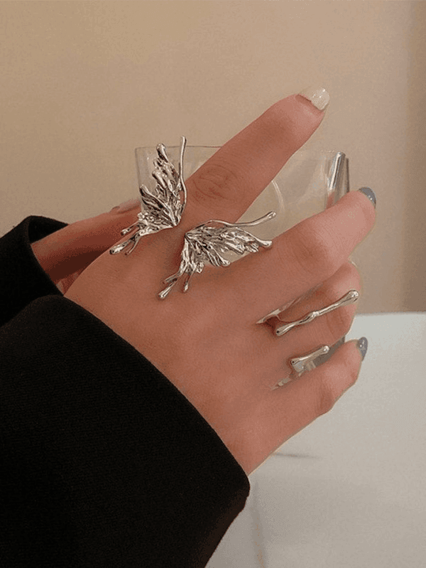 Bijoux Modernes En Métal Avec Un Anneau Papillon, Élégance Et Sophistication Au Rendez-Vous.