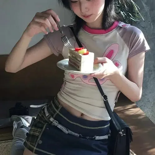 Jeune Femme En Mode Décontractée Dégustant Un Gâteau Aux Fruits Dans Un Cadre Chaleureux.