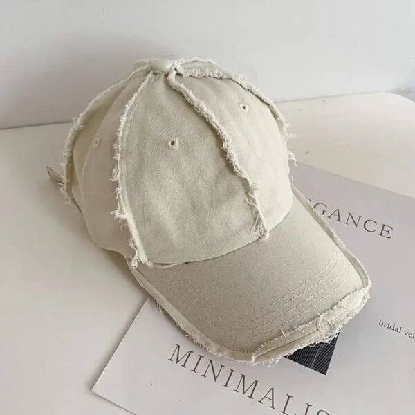 Casquette Beige Vintage Avec Effet Usé Pour Un Look Décontracté Et Tendance.