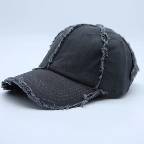 Casquette Noire Usée Au Style Urbain, Parfaite Pour Un Look Décontracté.