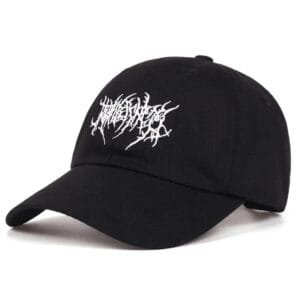 Casquette Noire Avec Broderie Audacieuse, Parfaite Pour Un Style Urbain Et Décontracté.