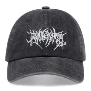 Casquette Noire Avec Logo Stylisé, Parfaite Pour Un Style Décontracté Et Alternatif.