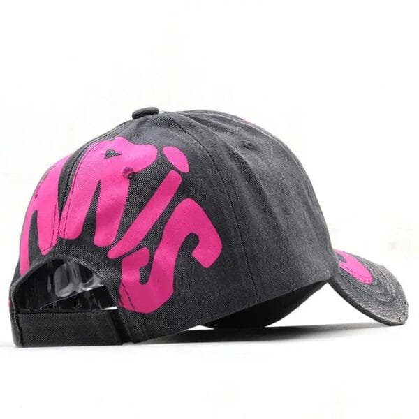 Casquette Noire Tendance Avec Lettrage Rose, Style Moderne Et Décontracté.