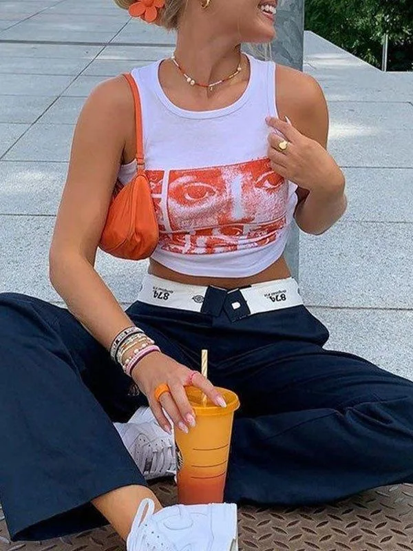 Femme Souriante En Tenue Dété, Crop Top Graphique Et Accessoires Colorés, Ambiance Décontractée.