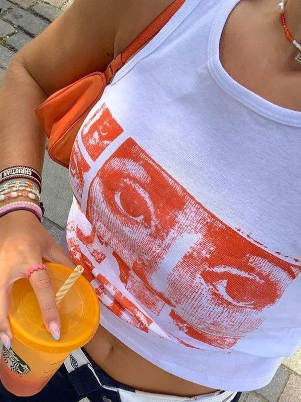 Style Dété Décontracté Avec Tank Top Graphique Et Boisson Orange Vibrante En Extérieur.