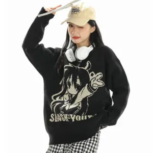 Femme Jeune Et Tendance En Sweater Anime, Style Urbain Décontracté Et Moderne.