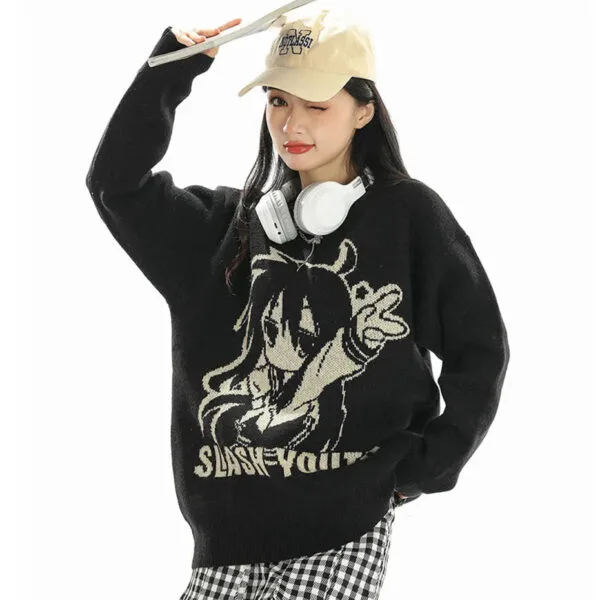 Femme Jeune Et Tendance En Sweater Anime, Style Urbain Décontracté Et Moderne.
