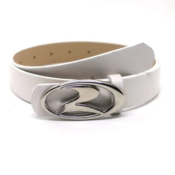 Ceinture Blanche Moderne Avec Boucle Argentée, Parfaite Pour Un Style Chic Et Adaptable.