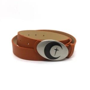 Ceinture Orange Élégante Avec Boucle En Croissant Et Croix, Symbole De Style Et De Spiritualité.