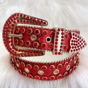 Ceinture rouge brillante avec boucle en cœur et clous dorés, parfaite pour un look audacieux.