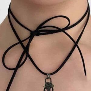 Choker élégant avec pendentif tête de mort, un accessoire audacieux et tendance.