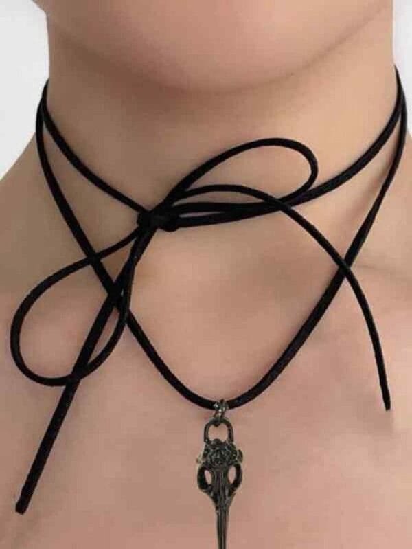 Choker Élégant Avec Pendentif Tête De Mort, Un Accessoire Audacieux Et Tendance.