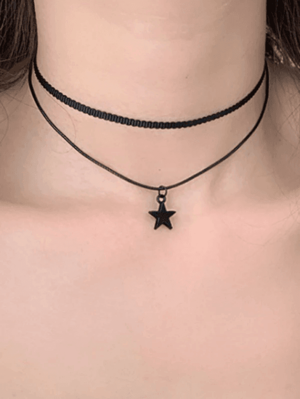 Choker Noir Avec Étoile, Style Tendance Et Élégant Pour Un Look Unique Et Créatif.