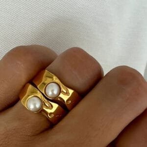 Bague En Or Élégante Ornée De Perles, Une Touche De Luxe Moderne.