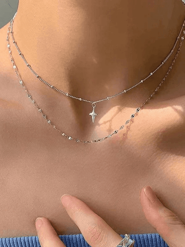 Collier En Argent Élégant, Superposition Moderne Avec Pendentif, Style Minimaliste Et Tendance.