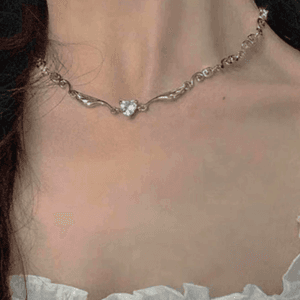 Collier En Argent Délicat Avec Gemme Brillante, Élégance Et Charme Vintage Incarnés.