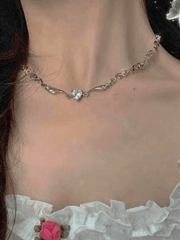 Collier En Argent Délicat Avec Gemme Brillante, Élégance Et Charme Vintage Incarnés.