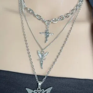 Collier Argent Multicouche Avec Pendentif Papillon Élégant Et Symbolique, Parfait Pour Un Look Moderne.