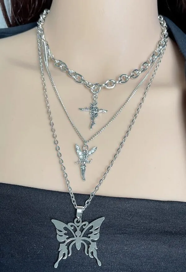 Collier Argent Multicouche Avec Pendentif Papillon Élégant Et Symbolique, Parfait Pour Un Look Moderne.