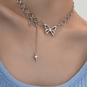 Collier moderne avec pendentif papillon et charme étoile, parfait pour un look élégant.