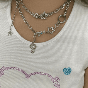 Collier céleste en chaînes avec charms étoile et lune, style Y2K moderne et tendance.