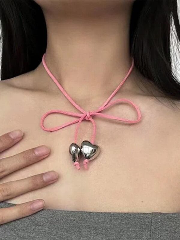 Collier Cœur En Métal Brillant Avec Cordon Rose Et Nœud, Accessoire Tendance Et Élégant.