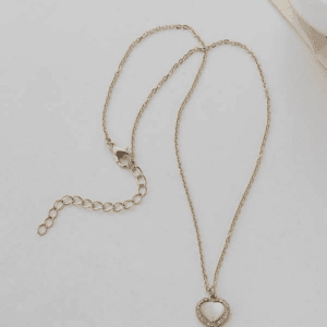 Collier En Or Avec Pendentif Cœur, Élégant Et Romantique, Parfait Pour Offrir En Cadeau.