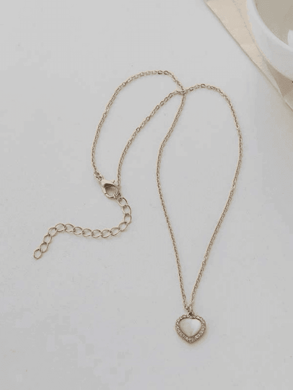 Collier En Or Avec Pendentif Cœur, Élégant Et Romantique, Parfait Pour Offrir En Cadeau.