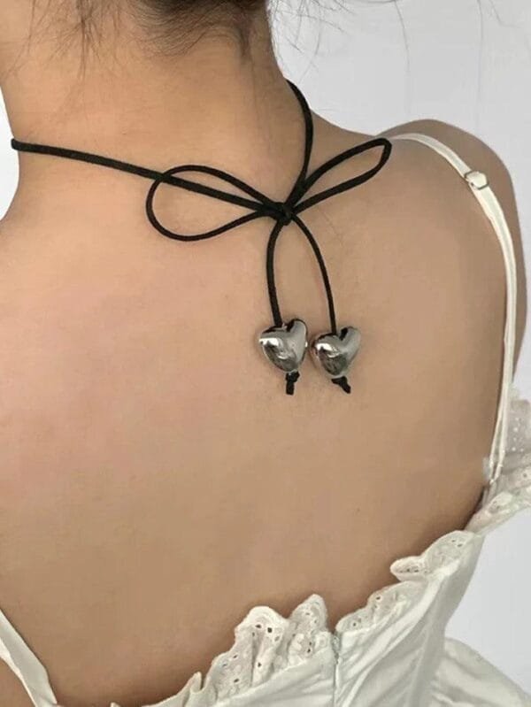 Accessoire Élégant Avec Cœurs, Nœud Ruban Et Robe Légère, Une Touche De Féminité.