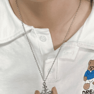 Collier Argent Couronne Avec Polo Blanc Et Broderie Ours En Teddy, Style Élégant Et Décontracté.