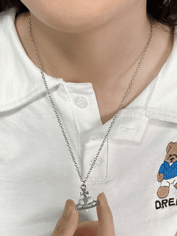 Collier Argent Couronne Avec Polo Blanc Et Broderie Ours En Teddy, Style Élégant Et Décontracté.