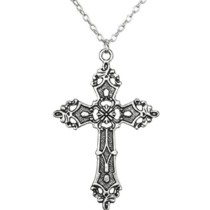 Pendentif croix argentée, chaîne délicate, symbole délégance et de spiritualité intemporelle.