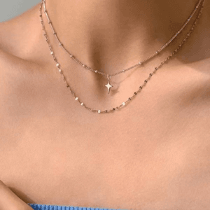 Collier En Argent À Double Couche Avec Étoile Pour Une Élégance Contemporaine Et Raffinée.