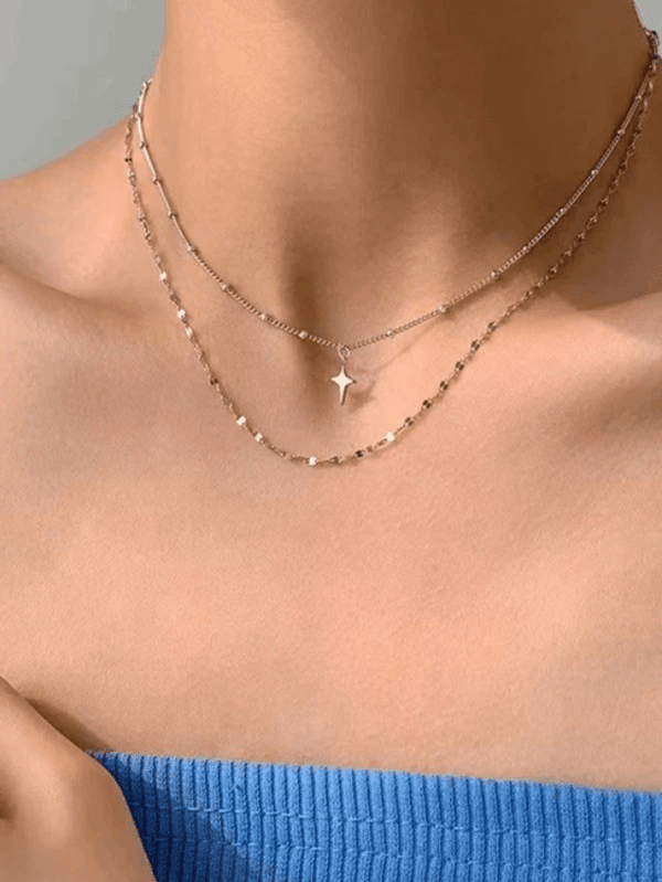 Collier En Argent À Double Couche Avec Étoile Pour Une Élégance Contemporaine Et Raffinée.