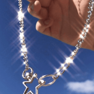 Collier en argent avec pendentif étoile, élégant et moderne sous un ciel bleu éclatant.