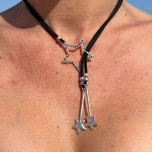 Collier étoile en cordon noir : élégance casual pour tous vos moments.